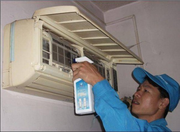 空调挂机漏水是什么原因怎么解决  空调室外机漏水解决方法介绍