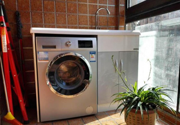 洗衣机脱水底部漏水怎么办 洗衣机脱水底部漏水的维修方法